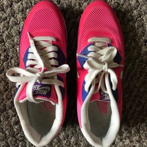 LIKE NEW Nike Air Max Size 8